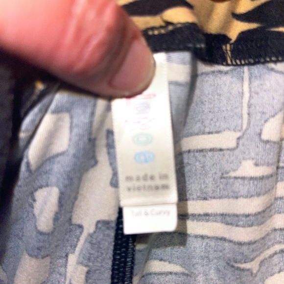 🎉SALE 12/13-15‎ LuLaRoe Tall & Curvy Leggings (20 - Picture 2 of 5